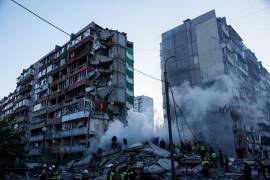 Rescatistas retiran escombros de una vivienda que sufrió graves desperfectos tras un ataque ruso sobre un vecindario residencial de Kiev, Ucrania.