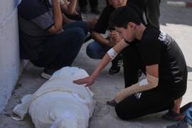 La explosión abrió agujeros en las paredes interiores y esparció pertenencias manchadas de sangre por toda una habitación y hacia la calle.