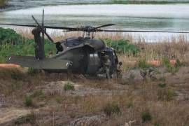 Tropas desembarcan de un helicóptero del Ejército estadounidense en una isla junto al río Bravo, en Texas, el jueves 8 de octubre de 2026.