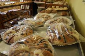 Quien encuentra la figura del Niño Dios en la rosca asume, según la tradición popular, el compromiso de ofrecer los tamales el Día de la Candelaria, el 2 de febrero.