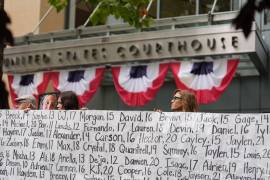 Manifestantes y activistas se reúnen para el histórico juicio federal contra Meta Platforms, la empresa matriz de Facebook e Instagram, en el Tribunal de Distrito de los Estados Unidos en Oakland, California.