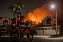 “Alrededor de 73 mil estructuras han sido amenazadas por este incendio”, aseguró un jefe policial.