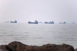 Buques comerciales, vistos en el estrecho de Ormuz desde la costa de Bandar Abbas, Irán, el 30 de junio de 2026.