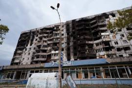 Se observa un edificio residencial dañado por ataques rusos durante un alto el fuego local relacionado con una misión de ayuda humanitaria en Oleshky, en Jersón, Ucrania, el jueves 29 de octubre de 2026.