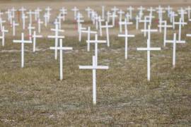 700 cruces se colocan durante una vigilia por las vidas perdidas al cruzar la frontera en Shelby Park en Eagle Pass, Texas.