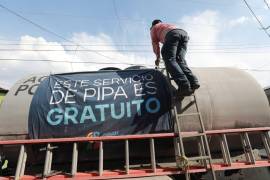 Las pipas gratuitas abastecen los tinacos de viviendas afectadas por la falta de agua.