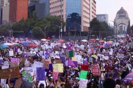 Más de 120 mil mujeres se movilizaron en Ciudad de México durante el Día Internacional de la Mujer para exigir el fin de la violencia y los feminicidios.