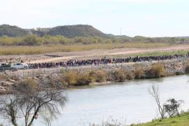 Miles continúan cruzando el rio Bravo; esta rebasado en capacidad el centro de detención temporal.
