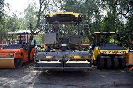 Los trenes de pavimentación permiten realizar labores de fresado, carpeta asfáltica y bacheo de forma más eficiente, beneficiando la conectividad y seguridad vial en tramos carreteros de Coahuila y otras entidades del país.