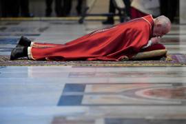 Coronavirus: El papa se postra en el suelo de la Basílica de San Pedro en una ceremonia casi vacía por el COVID-19