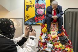 El artista londinense Mason Storm fotografía su obra “Toy Stories”en Basilea, Suiza, que representa al primer ministro israelí Benjamin Netanyahu sentado sobre una montaña de juguetes infantiles.