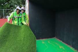 Personal municipal realizó trabajos de reposición y limpieza en la cancha deportiva de la colonia La Madrid tras el robo de pasto sintético.