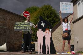Activistas contra el abuso infantil realizan una protesta cerca de la casa de un exsacerdote católico sospechoso de haber abusado sexualmente de decenas de menores, en Etrechy, en las afueras de París.