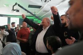 El legislador israelí Mansour Abbas, líder del partido Ra’am, alza los puños y saluda a sus seguidores tras la publicación de los primeros sondeos a pie de urna en las elecciones generales de Israel, en Sakhnin, Israel.
