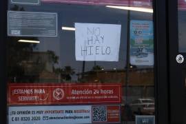 En varias tiendas de conveniencia de Saltillo, avisan a los clientes que no tienen hielo disponible.