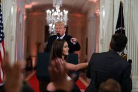 Demanda CNN a Trump por vetar el acceso a la Casa Blanca a su corresponsal