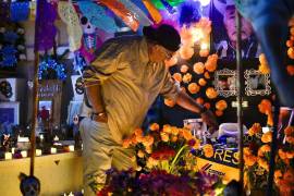 Altares llenos de flores, velas y recuerdos decoraron el Panteón Municipal Guadalupe, reflejando la tradición y el cariño de las familias monclovenses hacia sus seres queridos.