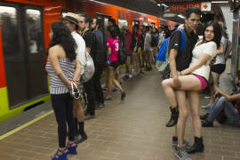 Jóvenes en ropa interior viajan en el Metro