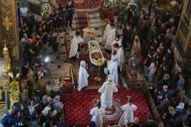 Sacerdotes ofician la ceremonia de despedida de Oleksiy Yukov, quien murió cuando exhumaba los cadáveres de soldados caídos en el frente de la región de Donetsk, en la catedral de San Vladimiro de Kiev.