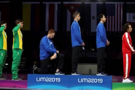 Medallista de Estados Unidos se arrodilla durante el himno en los Panamericanos