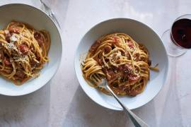 La carbonara, una especialidad romana, transforma algunos ingredientes básicos en un rico plato de pasta.