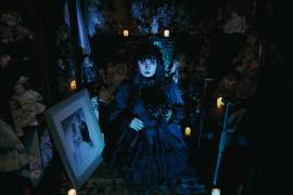 Cantante estrena video musical grabado en el Museo de la Muñeca de Saltillo