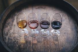 Una cata de vinos nos sirve para analizar el producto, ver sus cualidades o defectos, y sobre todo, buscar aquellos sabores que nos gustan o disgustan.
