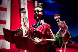 Fotografía de una figura que hace parte de una ofrenda por el tradicional Día de Muertos en el antiguo parque de atracciones de la Feria de Chapultepec de Ciudad de México. EFE/Carlos Ramírez