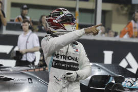 Lewis Hamilton a festejar en Yas Marina; salió desde la ‘pole’
