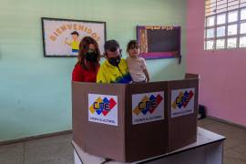 El candidato chavista a la Alcaldía, Willy Casanova, vota en Maracaibo, estado Zulia, Venezuela. EFE/Henry Chirinos