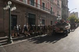 Militares ingresan a la sede del Gobierno de Bolivia, este miércoles en La Paz, Bolivia.