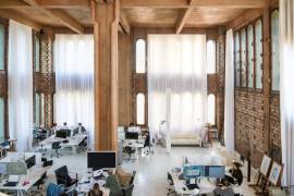 Después de que la fábrica más antigua de España cerrará en 1973, Ricardo Bofill decidió convertirla en su taller de arquitectura.