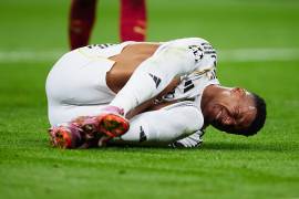 Kylian Mbappé no podrá disputar la Supercopa de España con el Real Madrid tras confirmarse su lesión en la rodilla izquierda.