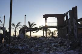 Un incendio forestal arrasó con 132 estructuras al sur de California por lo que cerca de 10 mil personas recibieron la orden de evacuar. restos de una casa destruida por el incendio Mountain en Camarillo.