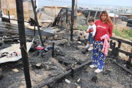 La joven madre de apenas 16 años de edad, con su hija en brazos, pide ayuda a los saltillenses para recuperar lo que perdió en el incendio que consumió su casa hecha de madera y cartón.