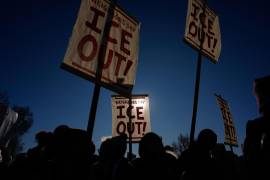 Manifestantes se congregan frente al Capitolio del Estado de Minnesota en respuesta a la muerte de Renee Good, quien fue asesinada a tiros por un agente de ICE la semana pasada en St. Paul, Minnesota.