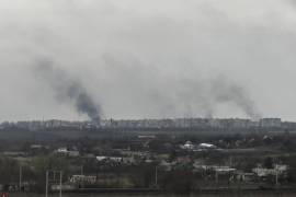 El humo se eleva desde la ciudad de Bakhmut mientras continúan los intensos combates por el control de la ciudad, en la región de Donetsk, en el este de Ucrania.