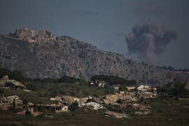 El humo se eleva hacia el cielo en una zona cercana al castillo de Beaufort tras un ataque militar israelí en el sur del Líbano, visto desde el norte de Israel.