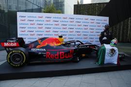 El piloto mexicano de la escudería Red Bull de la Fórmula Uno Sergio Pérez, posa durante una conferencia de prensa en la Ciudad de México. EFE/José Méndez