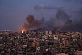 El humo se eleva tras un ataque aéreo israelí en el norte de la ciudad de Gaza. Más de 1,400 palestinos han muerto y más de 6,000 han resultado heridos, según el Ministerio de Salud palestino.