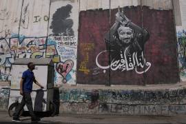 Un hombre pasa junto a un mural que representa al líder palestino Marwan Barghouti, con un mensaje en árabe que dice “Hasta pronto”, en la barrera de separación israelí en la ciudad cisjordana de Belén.