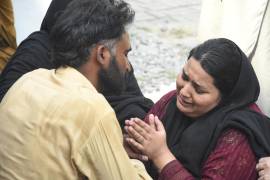 Unos padres reaccionan tras la muerte de su hijo en un incendio en un hospital en Islamabad, Pakistán, el 26 de agosto de 2026.