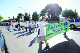 Con marcha, médicos de Coahuila exigen mayor presupuesto para el sector salud