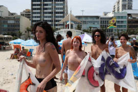 Mujeres en toples protestan en Río de Janeiro contra la censura en el arte