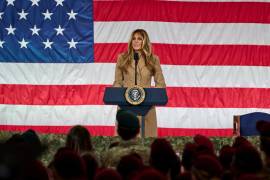 La primera dama Melania Trump se dirige a las tropas en Fort Bragg, Carolina del Norte.
