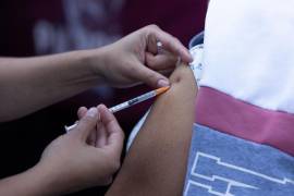 Personal de salud mantiene jornadas intensivas de vacunación contra el sarampión en distintos municipios de Coahuila ante el aumento en la demanda ciudadana.