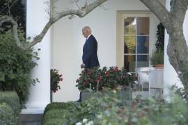 El presidente estadounidense Joe Biden sale de la Casa Blanca hacia Wilmington, Delaware, en Washington, DC.