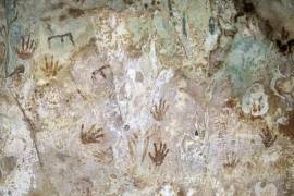 Fotografía donde se observa una pintura rupestre en la caverna Kixné en un cenote de la Hacienda Kampepén en el municipio de Homún , Yucatán (México).