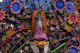 Una estatua de la Virgen de Guadalupe decora una escultura del árbol de la vida en la plaza principal de Metepec, Estado de México.