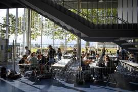 Los estudiantes se toman un descanso en un restaurante detrás de vallas para separar a las personas con y sin certificado de covid el primer día de universidad en la Universidad de Lausana (UNIL) durante el brote de la enfermedad por coronavirus (COVID-19), en Lausana, Suiza. EFE/EPA/Laurent Gillieron